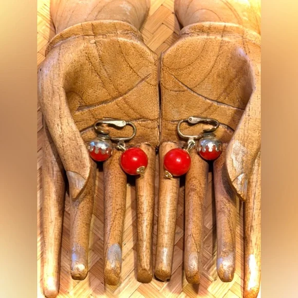 Elegant Vintage Red Clip-On Earrings - Picture 2 of 7